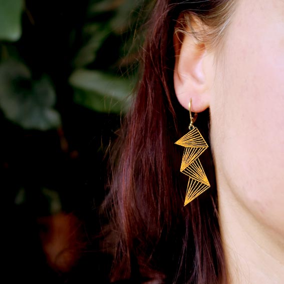 bijoux créateur Lyon boucles d'oreilles éclair jaune cuir or graphiques