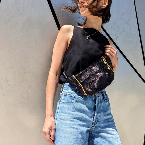 Sac banane irisé noir – Image 2